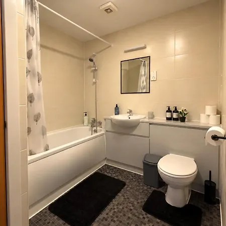 Apartment 30 Day Deal, Elegant 2br Centre Apartment, Oxford Road, Student, Corporate & Student Stays, Dedicated Workspace, Fast Wifi, Coffee Machine, Huge 65