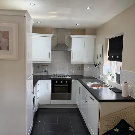 Modern Entire With Free Parking Near Centre *
