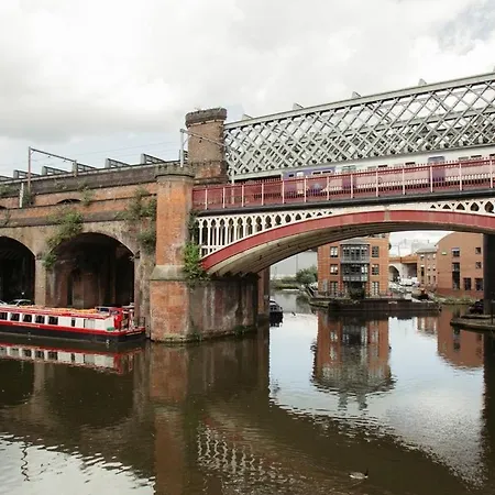 Stylish 1 Bedroom Canalside - Castlefield - Walk To Deansgate & - Ideal For Business & Couples