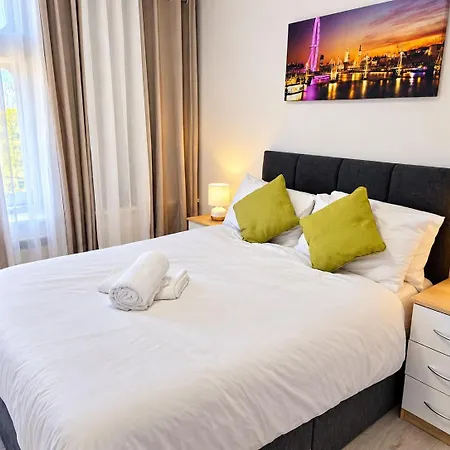 Salford Heights - 1 Bed, Sleep 4 *