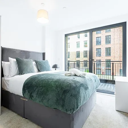 Spacious Berkeley Square - 3br & 2ba