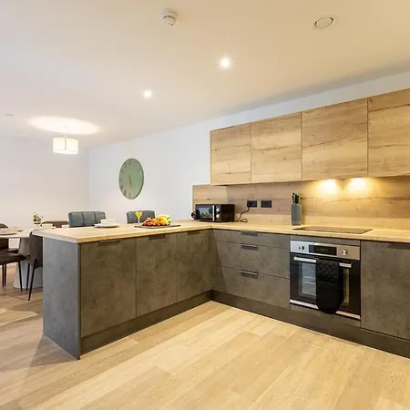 Spacious Berkeley Square - 3br & 2ba *