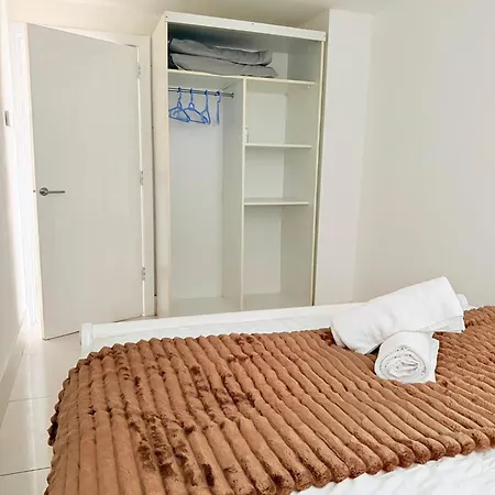 M C R Skyline View 2-br W Free Parking Apartamento *
