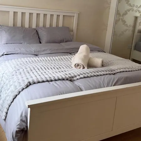 North 2-bed Sleeps 4 With Parking Apartamento *