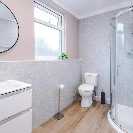 Spacious 5Br Comfortable In Manchester, Sleeps 12