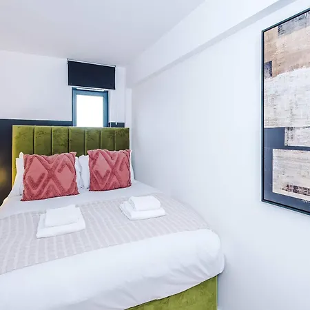 Modern - Fast Wi-fi & Access Apartment