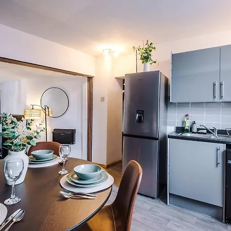 2 Bed Free Parking Sleeps 4