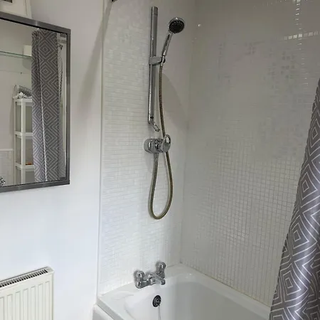 Apartamento Modern Entire With Free Parking Near Centre