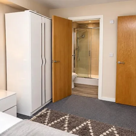 Modern 2-bed With Parking-old Trafford, *