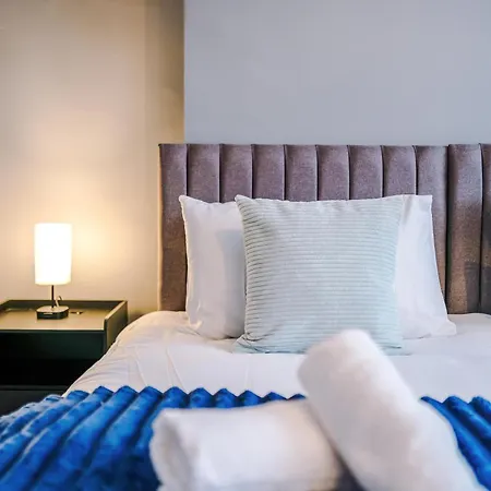 Spacious 5Br Comfortable In Manchester, Sleeps 12 *