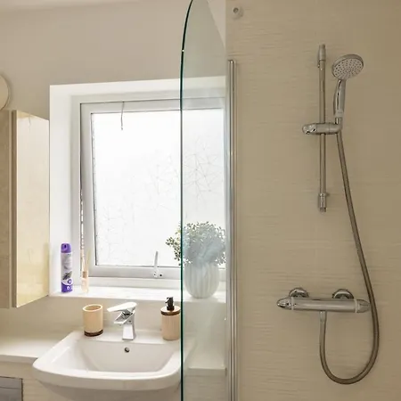 E-solace- Etihad-coop Live-free Parking-pool Table * Mánchester