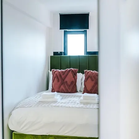 Modern - Fast Wi-fi & Access Apartment