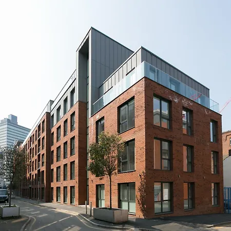 Apartment 2-bed Flat With Free Parking And Private Balcony