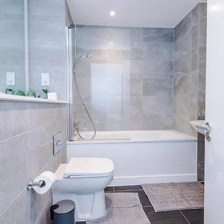 Riverside Gem, Private Balcony & Pool Table Apartamento