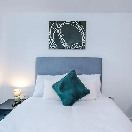 Riverside Gem, Private Balcony & Pool Table Apartamento