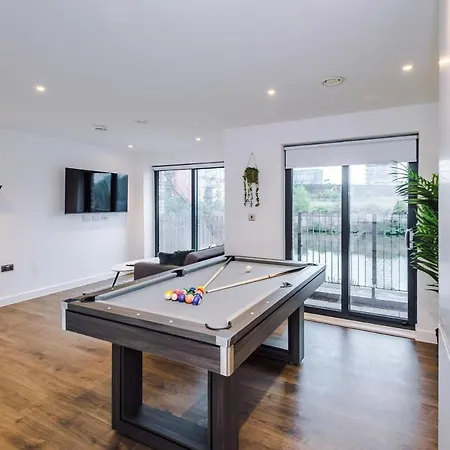 Riverside Gem, Private Balcony & Pool Table