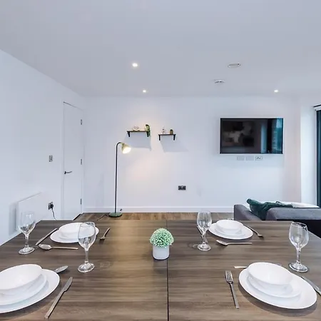 Riverside Gem, Private Balcony & Pool Table *