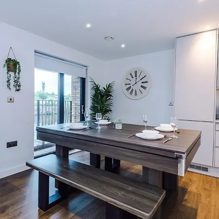 Riverside Gem, Private Balcony & Pool Table Apartamento