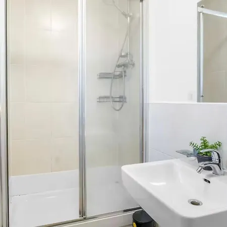 Spacious Flat With Free Parking And Self Check In Apartamento