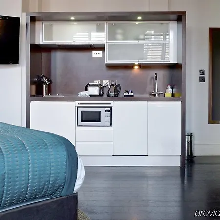 Apartmanhotel Roomzzz 4*