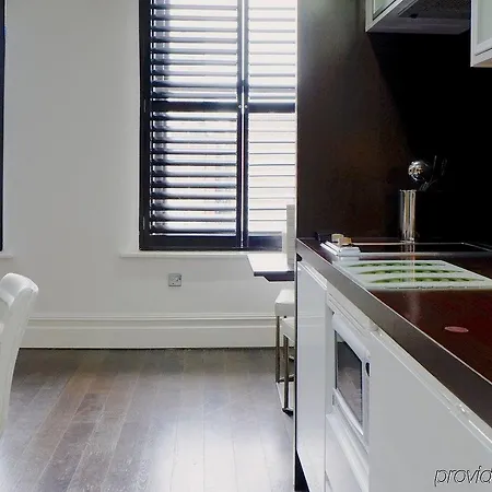 Apartmanhotel Roomzzz 4*