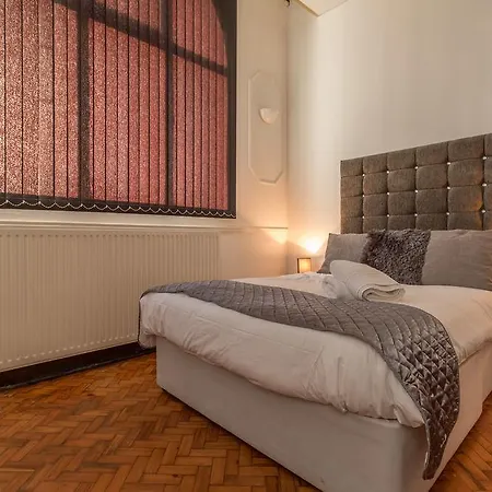 Ashton House Hostel *