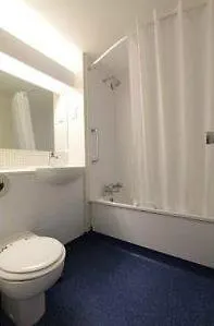 Travelodge Central 3*