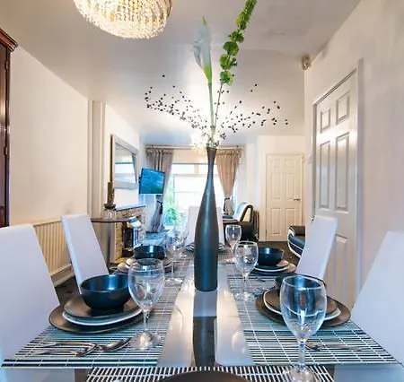 Kwatera prywatna Luxury Four-bedroom House *