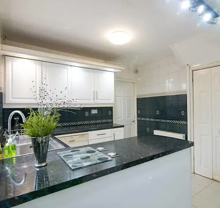 Luxury Four-bedroom House Kwatera prywatna *