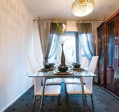 Kwatera prywatna Luxury Four-bedroom House
