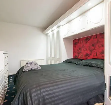 Luxury Four-bedroom House Kwatera prywatna