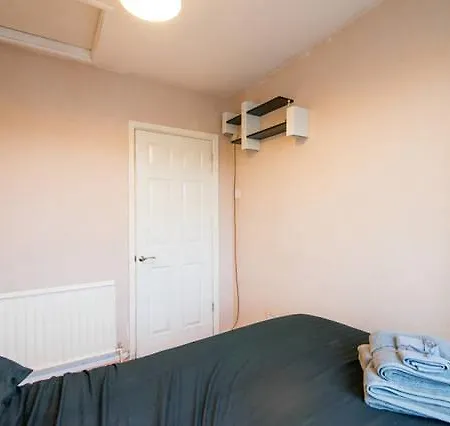 Kwatera prywatna Luxury Four-bedroom House Manchester