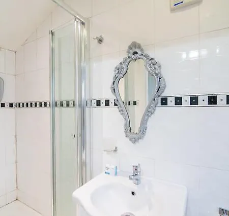 Luxury Four-bedroom House Kwatera prywatna