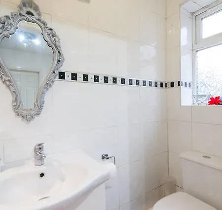 Kwatera prywatna Luxury Four-bedroom House *