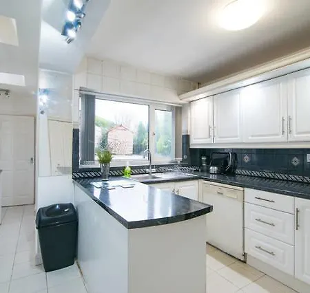 Luxury Four-bedroom House Kwatera prywatna *