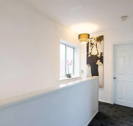 Kwatera prywatna Luxury Four-bedroom House Manchester