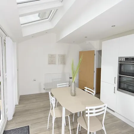 Park Hall Apartment *