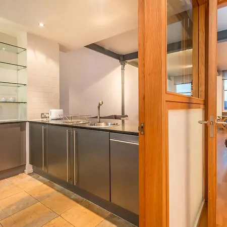 Elegant City Centre Apartment *