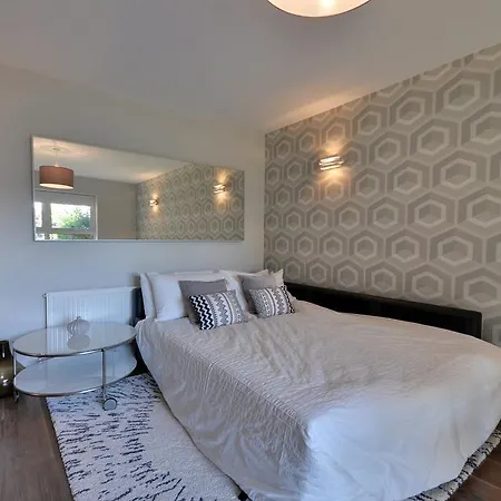 Διαμέρισμα The Garden Apartment, Near Airport & *