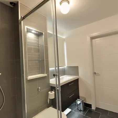 The Garden Apartment, Near Airport & Apartamento *