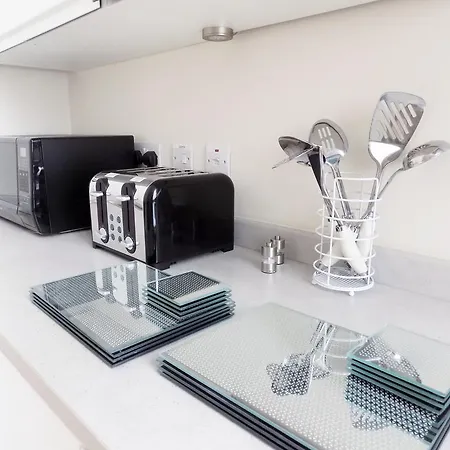 Expressbnb - Large Close To City Centre & Media City Apartment