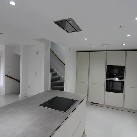 Modern 5 Bed Town House * Manchester