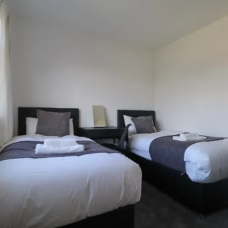 Airport Apartment *