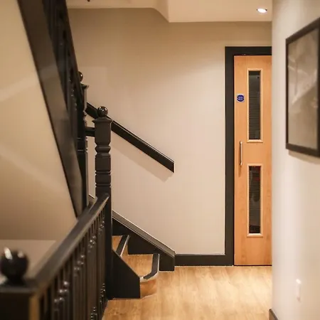 High Street Townhouse Aparthotel 4*