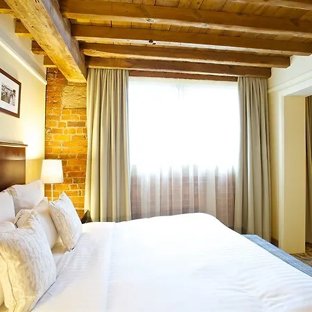 Marriott Victoria &