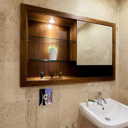 Modern 1 Bedroom *
