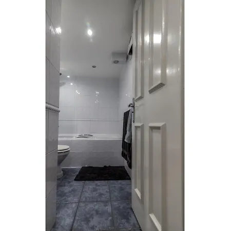 Newly Refurbished Flat In - Sleeps 4 *