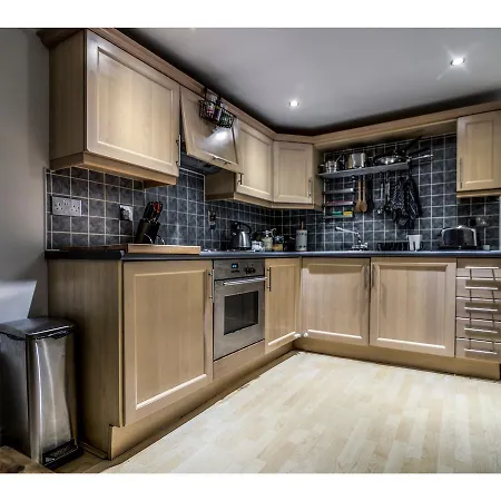 Newly Refurbished Flat In - Sleeps 4 *