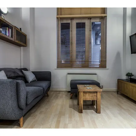 Newly Refurbished Flat In - Sleeps 4 *