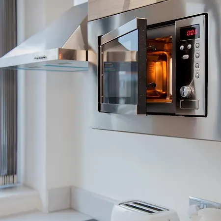 Fantastic Brand New In Centre Apartment *